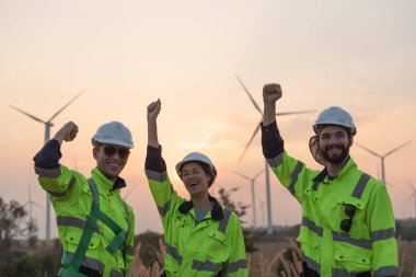 Rüzgâr türbini bakım ve onarım teknisyeni, mühendis türbinleri kontrol ediyor. Rüzgar türbini çiftliğinde bakım ve temiz güç jeneratörü sistemi çalışıyor.