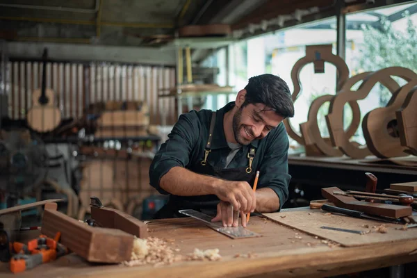 Luthier, el aletleri, sanat ve el sanatları konseptiyle atölyedeki geleneksel araçları kullanarak gitar yapıyor.