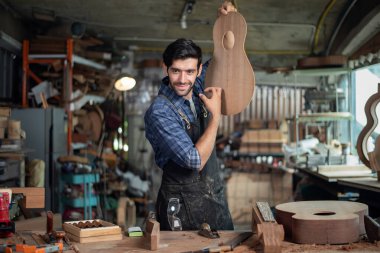 Luthier, el aletleri, sanat ve el sanatları konseptiyle atölyedeki geleneksel araçları kullanarak gitar yapıyor.