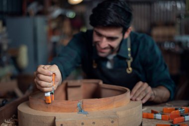 Luthier, el aletleri, sanat ve el sanatları konseptiyle atölyedeki geleneksel araçları kullanarak gitar yapıyor.