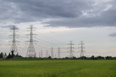 Yüksek voltajlı elektrik direği yapısı ya da günbatımında yüksek voltajlı elektrik iletim kulesi