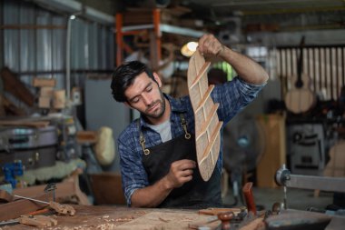 Luthier, el aletleri, sanat ve el sanatları konseptiyle atölyedeki geleneksel araçları kullanarak gitar yapıyor.