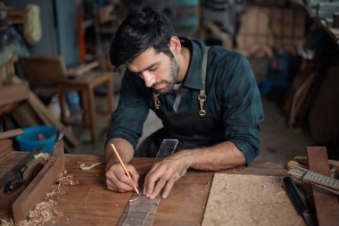 Luthier, el aletleri, sanat ve el sanatları konseptiyle atölyedeki geleneksel araçları kullanarak gitar yapıyor.