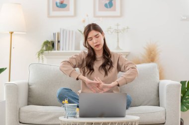 Rahat, dingin, güzel, Asyalı bir kadın yorgunluk çekiyor rahat koltukta dinleniyor modern oturma odasında dinleniyor, evinde dinleniyor.