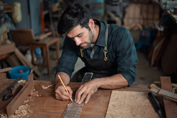 Luthier, el aletleri, sanat ve el sanatları konseptiyle atölyedeki geleneksel araçları kullanarak gitar yapıyor.