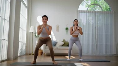 Spor giyimli sağlıklı bir Asyalı kadın evinde spor yapıyor. Spor ve dinlenme konsepti..