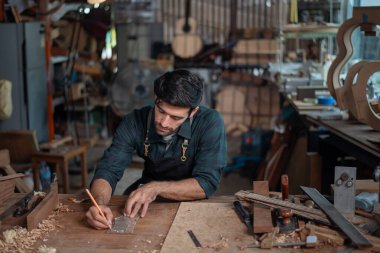 Luthier, el aletleri, sanat ve el sanatları konseptiyle atölyedeki geleneksel araçları kullanarak gitar yapıyor.