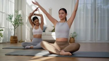 Spor giyimli sağlıklı bir Asyalı kadın evinde spor yapıyor. Spor ve dinlenme konsepti..