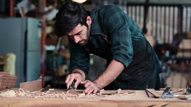 Luthier gitar yapıyor ve el aletleriyle çalışma odasında geleneksel aletler kullanıyor.