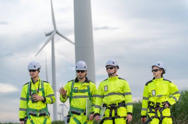 Rüzgar türbini çiftliğinde çalışan mühendisler, rüzgar türbinleri temiz enerji kaynağı, elektrik ve sanayi çevresi için eko teknolojisi üretiyor..