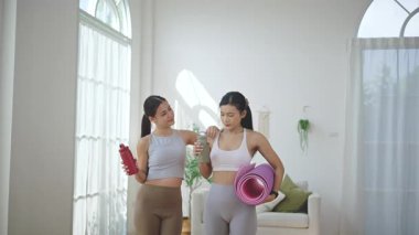 Spor giyimli sağlıklı bir Asyalı kadın evinde spor yapıyor. Spor ve dinlenme konsepti..