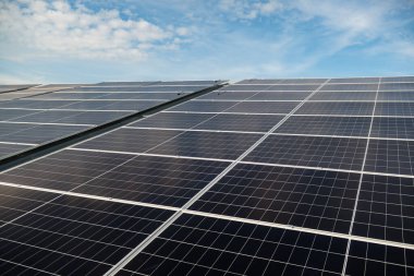 Sanayi fabrikasının çatısındaki güneş panelleri. Yenilenebilir enerji. Sürdürülebilir imalat. Yeşil teknoloji. Çatıdaki güneş enerjisi. elektrik çevresel çözümler. yenilenebilir enerji altyapısı.