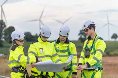 Rüzgar türbini çiftliğinde çalışan mühendisler, rüzgar türbinleri temiz enerji kaynağı, elektrik ve sanayi çevresi için eko teknolojisi üretiyor..