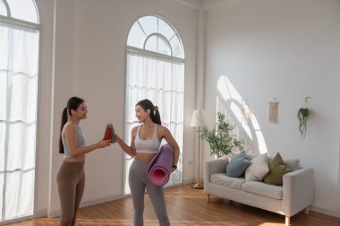 Spor giyimli sağlıklı bir Asyalı kadın evinde spor yapıyor. Spor ve dinlenme konsepti..