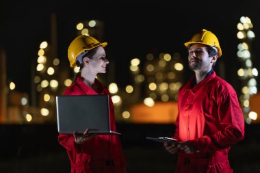 Mühendisler gece vardiyasında çalışıyor. Petrol ve gaz rafinerisinde çalışıyorlar. Gece vardiyasında çalışıyorlar..