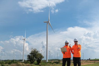 Rüzgar türbini çiftliğinde çalışan mühendisler, rüzgar türbinleri temiz enerji kaynağı, elektrik, endüstri ortamı için eko teknolojisi, sürdürülebilir rüzgar enerjisi bakımı.