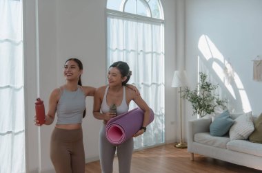 Spor giyimli sağlıklı bir Asyalı kadın evinde spor yapıyor. Spor ve dinlenme konsepti..