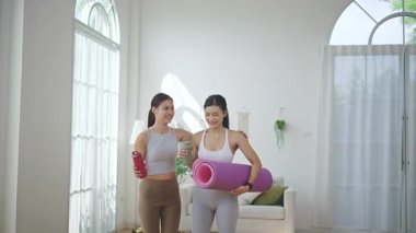 Spor giyimli sağlıklı bir Asyalı kadın evinde spor yapıyor. Spor ve dinlenme konsepti..