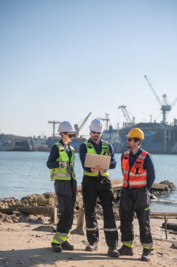 Tersanede çalışan mühendislik, endüstriyel tersanede kargo operasyonlarının izlenmesi, ulaşım, liman, altyapı, dağıtım, nakliye, ticari nakliye.