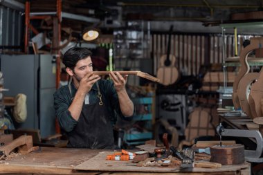 Luthier klasik bir gitar, sanat ve zanaat konsepti üzerinde çalışıyor..