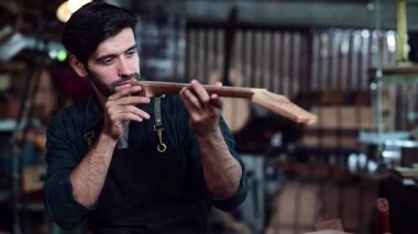 Luthier gitar yapıyor ve el aletleriyle çalışma odasında geleneksel aletler kullanıyor..
