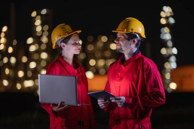 Gece vardiyasında, petrol ve gaz rafinerisinde çalışan mühendisler gece yarısı petrol endüstrisinde çalışan işçiler. Petrol ve Gaz Petrokimya endüstrisi.