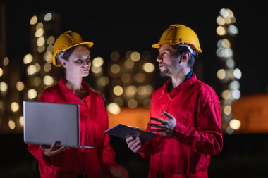 Gece vardiyasında, petrol ve gaz rafinerisinde çalışan mühendisler gece yarısı petrol endüstrisinde çalışan işçiler. Petrol ve Gaz Petrokimya endüstrisi.