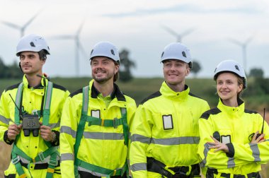 Rüzgar türbini çiftliğinde çalışan mühendisler, rüzgar türbinleri temiz enerji kaynağı, elektrik, endüstri ortamı için eko teknolojisi, sürdürülebilir rüzgar enerjisi bakımı.
