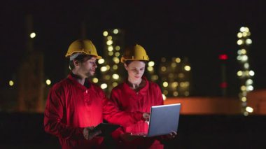 Gece vardiyasında çalışan mühendisler petrol ve gaz rafinerisi, gece vardiyasında çalışan işçiler petrol sanayii, petrol ve petrol endüstrisi, petrol ve petrol endüstrisi.