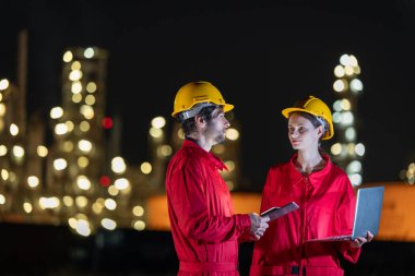Mühendisler gece vardiyasında çalışıyor. Petrol ve gaz rafinerisinde çalışıyorlar. Gece vardiyasında çalışıyorlar..