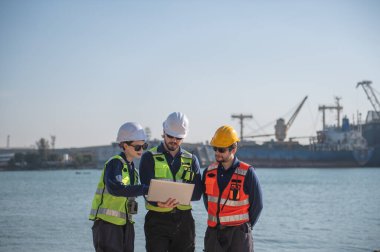 Tersanede çalışan mühendislik, endüstriyel tersanede kargo operasyonlarının izlenmesi, ulaşım, liman, altyapı, dağıtım, nakliye, ticari nakliye.