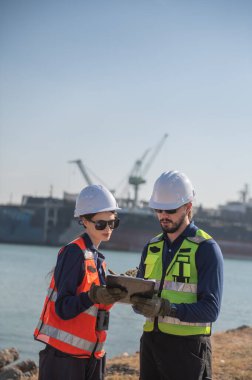 Tersanede çalışan mühendislik, endüstriyel tersanede kargo operasyonlarının izlenmesi, ulaşım, liman, altyapı, dağıtım, nakliye, ticari nakliye.