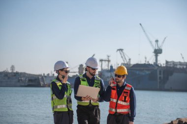 Tersanede çalışan mühendislik, endüstriyel tersanede kargo operasyonlarının izlenmesi, ulaşım, liman, altyapı, dağıtım, nakliye, ticari nakliye.