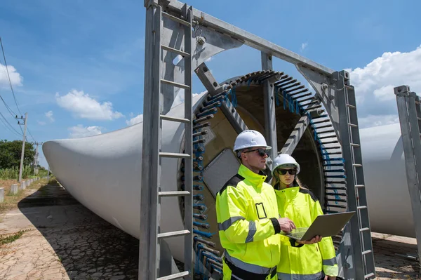 Rüzgâr türbini bakım ve onarım teknisyeni, mühendis türbinleri kontrol ediyor. Rüzgar türbini çiftliğinde bakım ve temiz güç jeneratörü sistemi çalışıyor..
