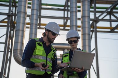 İnşaat alanını dizüstü bilgisayar, mühendislik takım çalışması, sanayi denetimi, proje yönetimi ve modern inşaat teknolojisi, Petrol ve Petrol Petrokimya endüstrisi ile denetleyen Endüstriyel Mühendisler.