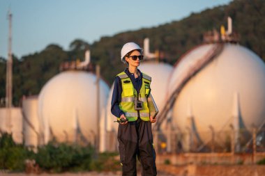 Endüstriyel Gaz Depolama Tesisinde çalışan profesyonel mühendislik, Rafineri Projesi, Endüstriyel Denetleme, Modern inşaat teknolojisi, Petrol ve Petrol Petrokimya Endüstrisi.