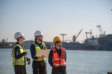 Tersanede çalışan mühendislik, endüstriyel tersanede kargo operasyonlarının izlenmesi, ulaşım, liman, altyapı, dağıtım, nakliye, ticari nakliye.