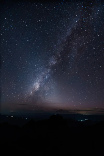 Γαλαξίας πάνω από το βουνό στο Doi Luang Chiang Dao — Φωτογραφία Αρχείου