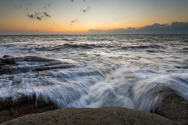 Vagues mer cils ligne impact rocher sur la plage — Photo