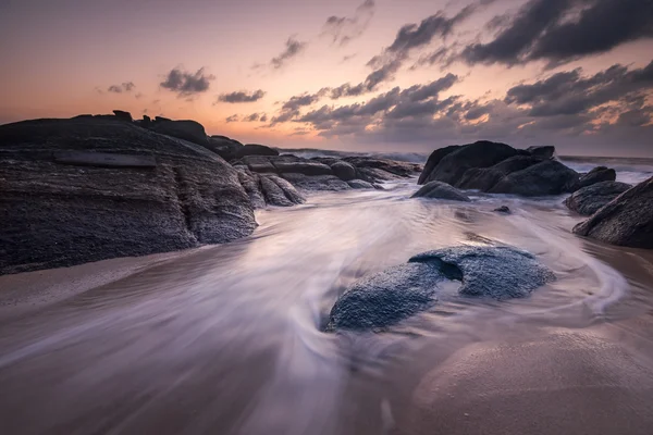 Mare onde frusta linea impatto roccia sulla spiaggia — Foto Stock