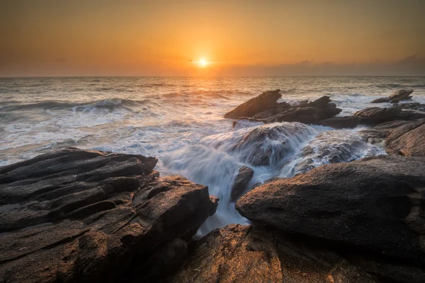 Mare onde frusta linea impatto roccia sulla spiaggia — Foto Stock