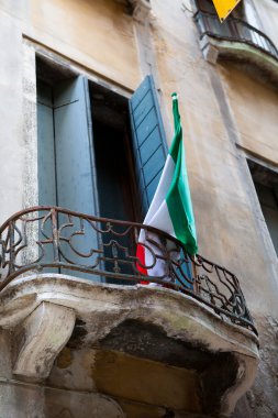 Balkonda İtalyan bayrağı