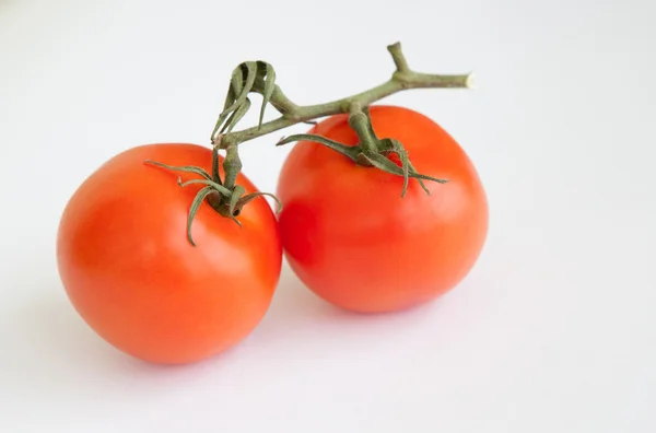 Kirschtomaten auf weißem Hintergrund — Stockfoto