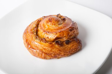 bir tabak pişmiş rulo