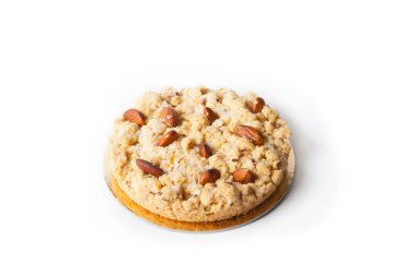 Beyaz bir arka plan üzerinde bademli kek