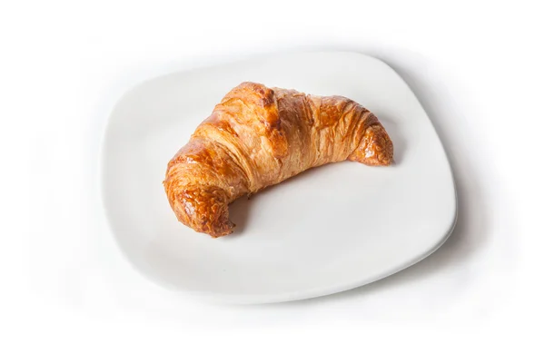 Croissant fresco su piatto bianco — Foto Stock