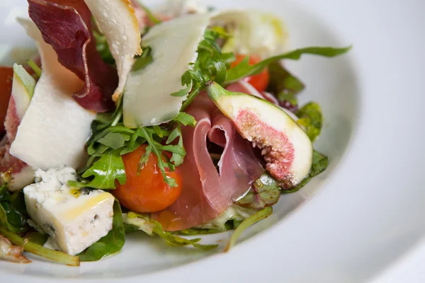 Salada de presunto com figos — Fotografia de Stock