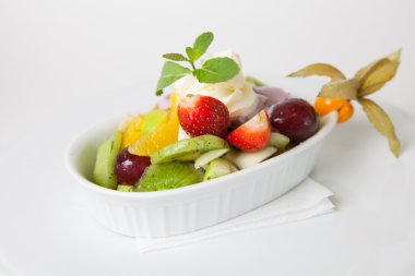 Dondurmalı meyve salatası.