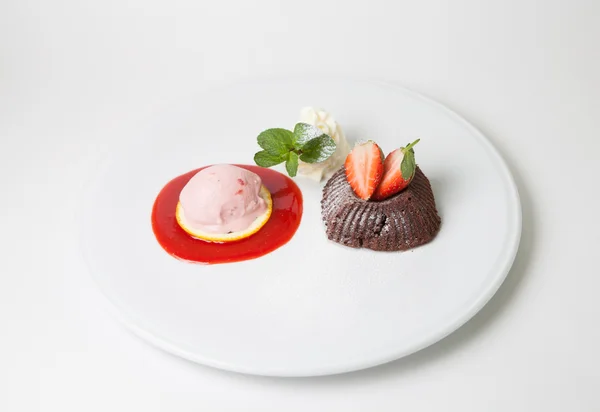 Ciasto czekoladowe z deser lodowy — Zdjęcie stockowe