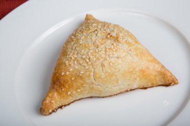 Samosa beyaz plaka üzerinde